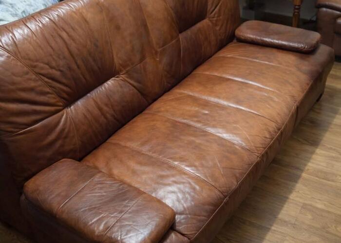 Grajewo ogłoszenia: Sprzedam wersalkę ze skóry naturalnej z dwoma poduszkami na rzep....